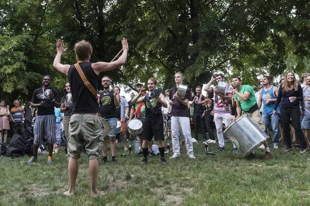 19 Fete de la Musique, drummer, concerts and live music in the park at the memorial Dem unbekannten Fluechtling am 21 06 19, Reggea, Ragga, summer solstice, evening, sunset, longest day, shortest night, music Berlin Germany, Germany Copyright: xPOP-EYEx xBenxKriemannx POPEYEFeteLaMusique10114245