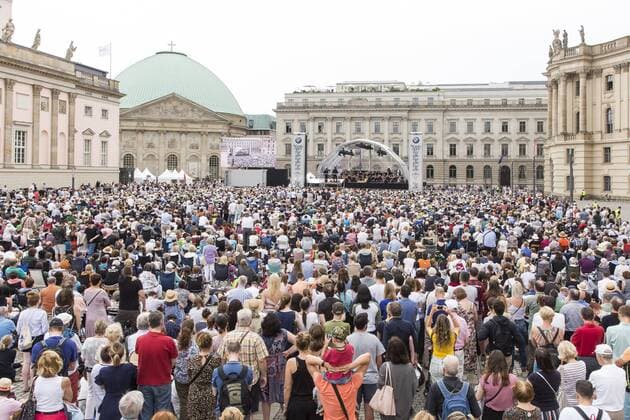 19 Staatsoper für alle, Besucher auf dem Berliner Bebelplatz am 16 06 19, classical music, classical concert, free of charge, open air, open air, open air concert, audience, overview, overview, people, crowd, crowd of people, summer, music Berlin Germany, Germany Copyright: xPOP-EYEx xBenxKriemannx POPEYEStaatsoperFuerAlle10113984