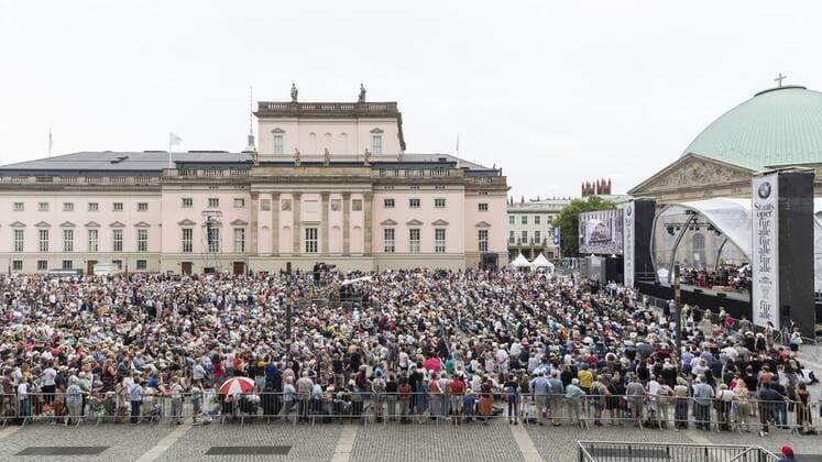 19 Staatsoper für alle, Besucher auf dem Berliner Bebelplatz am 16 06 19, classical music, classical concert, free of charge, open air, open air, open air concert, audience, overview, overview, people, crowd, crowd of people, summer, music Berlin Germany, Germany Copyright: xPOP-EYEx xBenxKriemannx POPEYEStaatsoperFuerAlle10113986