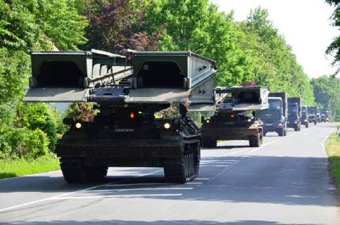 Brückenlegepanzer Biber während einer Übung Der Brückenlegepanzer Biber der Bundeswehr während der Übung Heidesturm 2017 auf dem Marsch. Der Biber wird mit seiner 22 Meter langen Brücke eingesetzt, um kleinere Gewässer zu überqueren. Petershagen Nordrhein-Westfalen Deutschland *** Biber armoured bridge-laying vehicle during an exercise The Bundeswehrs Biber armoured bridge-laying vehicle during the 2017 Heidesturm exercise on the march The beaver with its 22-metre bridge is used to cross smaller waters Petershagen North Rhine-Westphalia Germany