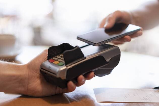 Contactless payment with smartphone, close-up model released Symbolfoto  DIGF07029