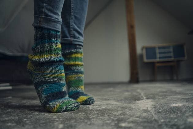 Close-up uf woolen socks tiptoeing on the floor model released Symbolfoto property released  GUSF02021