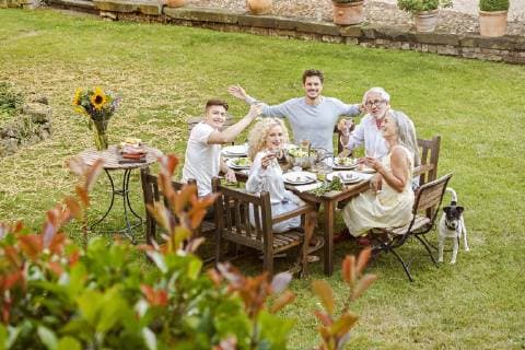 IMAGO Creative: Landleben - Alfresco, Draußen Family eating together in the garden in summer model released Symbolfoto property released  PESF01641