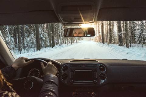 IMAGO Creative: Countdown bis Weihnachten, Nach Hause reisen Finland, Kuopio, woman driving car in winter landscape at sunset model released Symbolfoto  PSIF00268