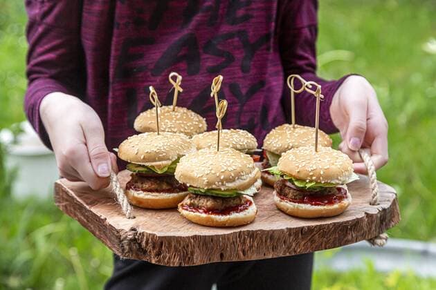Food, Fast Food, Burger Girl holding wooden tray with mini burger model released Symbolfoto  SARF04279