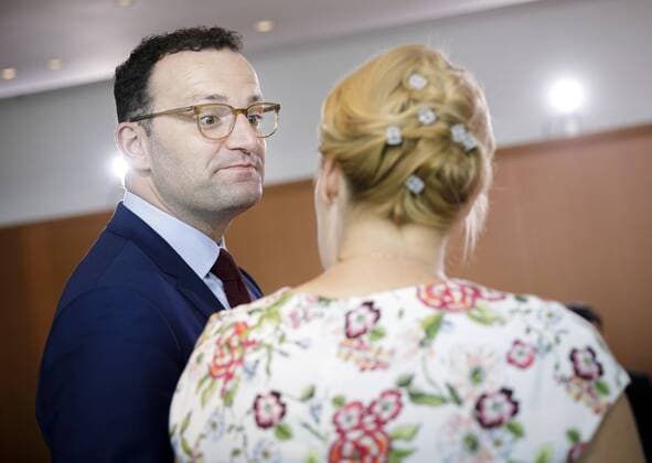 News Bilder des Tages Bundesgesundheitsminister Jens Spahn, CDU im Gespraech mit Bundesfamilienministerin Franziska Giffey, SPD, vor einer Kabinettssitzung im Bundeskanzleramt in Berlin. 26.06.2019. Berlin Deutschland *** Federal Health Minister Jens Spahn, CDU in conversation with Federal Family Minister Franziska Giffey, SPD, before a cabinet meeting at the Federal Chancellery in Berlin 26 06 2019 Berlin Germany Copyright: xFelixxZahn photothek.netx