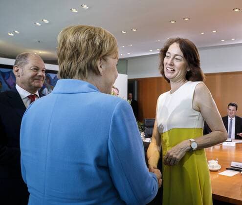 Bundeskanzlerin Angela Merkel, CDU, und Bundesfinanzminister Olaf Scholz, SPD, uebergeben Bundesjustizministerin Katarina Barley, SPD, vor beginn einer Kabinettssitzung im Bundeskanzleramt in Berlin, einen Blumenstrauss 26.06.2019. Berlin Deutschland *** Federal Chancellor Angela Merkel, CDU, and Federal Finance Minister Olaf Scholz, SPD, present a bouquet of flowers to Federal Justice Minister Katarina Barley, SPD, prior to a cabinet meeting at the Federal Chancellery in Berlin 26 06 2019 Berlin Germany Copyright: xFelixxZahn photothek.netx