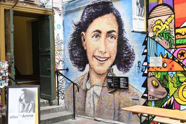 IMAGO ICONS: Anne Frank Anne Frank- Zentrum Berlin in den Hackeschen Höfen, Berlin Mitte. Ihr Tagebuch hält die Erinnerung wach an das jüdische Mädchen, das nach mehreren Jahren im Versteck verraten wurde und im Frühjahr 1945 im Konzentrationslager Bergen-Belsen starb.Foto:Winfried Rothermel *** Anne Frank Zentrum Berlin in the Hackesche Höfe, Berlin Mitte Your diary keeps alive the memory of the Jewish girl who was betrayed in hiding after several years and died in Bergen Belsen concentration camp in spring 1945 Photo Winfried Rothermel
