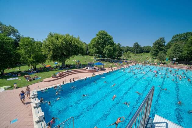 More pictures Brewing heat Impressions from the Möhringer outdoor pool Fast 40 degrees outside 28 in the water More pictures Brewing heat Impressions from the Möhringer outdoor pool Fast 40 degrees outside 28 in the water , 70567 Stuttgart, Germany Copyright: 7aktuellx xOskarxEyb