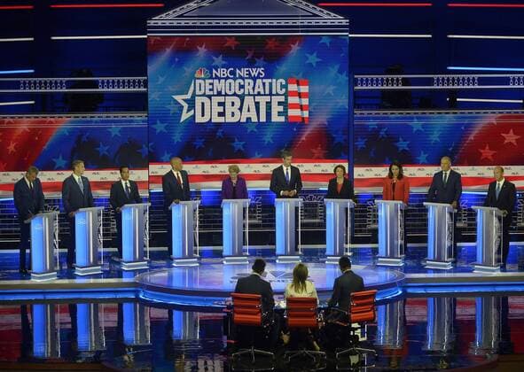 News Themen der Woche KW26 News Bilder des Tages Democratic presidential primary candidates stand before moderators at the NBC, MSNBC, Telemundo Democratic Debate at the Knight Concert Hall in Miami, Florida on Wednesday, June 26, 2019. Appearing on stage are Sen. Cory Booker, Sec. Julian Castro, Mayor Bill De Blasio, Rep. Tulsi Gabbard, Rep. John Delaney, Gov. Jay Inslee, Sen. Amy Klobuchar, Rep. Beto O Rourke, Rep. Tim Ryan and Sen. Elizabeth Warren. The debate was moderated by Lester Holt, Savannah Guthrie, Chuck Todd, Rachel Maddow and Jose D?az-Balart.  WAX20190626251 GUSTAVOxCABELLERO
