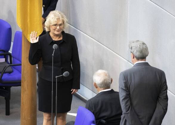 News Bilder des Tages Christine Lambrecht, SPD, wird von Bundestagspraesident Wolfgang Schaeuble, CDU, als Bundesministerin der Justiz vereidigt. Berlin Deutschland *** Christine Lambrecht, SPD, sworn in by Bundestag President Wolfgang Schaeuble, CDU, as Federal Minister for Justice Berlin Germany Copyright: xThomasxImo photothek.netx