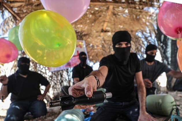 News Themen der Woche KW26 News Bilder des Tages June 27, 2019 - Gaza City, The Gaza Strip, Palestine - A Palestinian masked man prepares a balloon that will be attached to flammable materials and then flown toward Israel near the Israeli-Gazan border east Gaza city, Israel blocks Gaza fuel supply because of this fire balloons. Gaza City Palestine - ZUMAq100 20190627_zaa_q100_012 Copyright: xDawoudxAboxAlxKasx