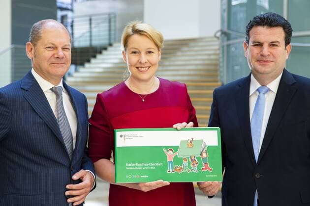 News Themen der Woche KW26 News Bilder des Tages Familienministerin Franziska Giffey (C), Finanzminister Olaf Scholz (L) und Arbeitsminister Hubertus Heil (R) nach der Vorstellung der Initiative Checkheft Starke Familie im Jakob-Kaiser-Haus in Berlin am 27. Juni 2019. Vorstellung Checkheft Starke Familie in Berlin *** Family Minister Franziska Giffey C , Finance Minister Olaf Scholz L and Labour Minister Hubertus Heil R after the presentation of the Strong Family Checkbook at the Jakob Kaiser House in Berlin on 27 June 2019 Presentation Strong Family Checkbook in Berlin