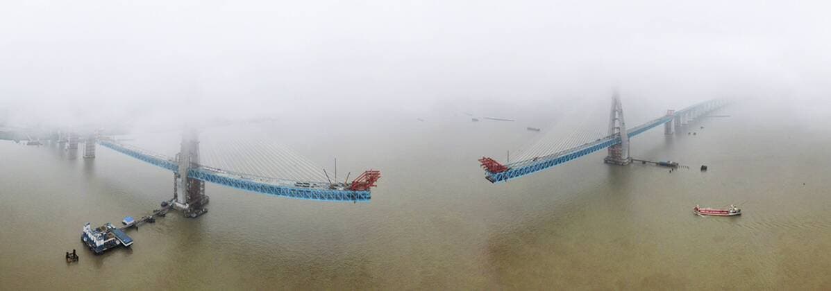 News Themen der Woche KW26 News Bilder des Tages (190627) -- NANTONG, June 27, 2019 -- Aerial photo taken on June 27, 2019 shows the construction site of a Yangtze River bridge on the Shanghai-Nantong railway line in Nantong, east China s Jiangsu Province. The south main tower of the bridge was completed on Thursday, marking an important progress of the construction of the cable-stayed railway-expressway bridge. ) CHINA-JIANGSU-NANTONG-BRIDGE-CONSTRUCTION (CN) XuxCongjun 