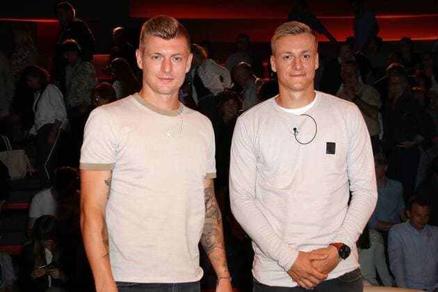 Entertainment Themen der Woche KW26 Entertainment Bilder des Tages Toni Kroos und sein Bruder Felix Kroos zu Gast in der M.Lanz (ZDF) Talkshow am 27.06.2019 in Hamburg M.Lanz (ZDF) Talkshow am 27.06.2019 in Hamburg *** Toni Kroos and his brother Felix Kroos guest at the M Lanz ZDF talk show on 27 06 2019 in Hamburg M Lanz ZDF talk show on 27 06 2019 in Hamburg 