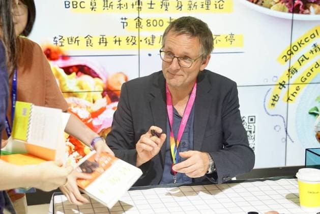 June 28, 2019 - Shanghai, Shanghai, China - Shanghai, China - June 27 2019: Michael mosley, British medical doctor,,held a book signing for his book diet light, which was attended by a large number of fans.Mosley also sampled the food on the spot to promote his light diet. Shanghai China  - ZUMAs145 20190628_zaa_s145_098 Copyright: xZhongxBaofux