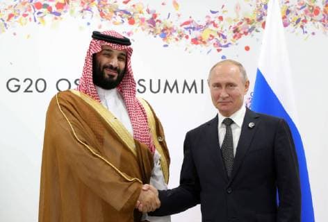 News Bilder des Tages OSAKA, JAPAN â€“ JUNE 29, 2019: Crown Prince of Saudi Arabia Mohammed bin Salman al Saud (L) shakes hands with Russia s President Vladimir Putin during a meeting on the sidelines of a G20 leaders summit, at the INTEX Osaka International Exhibition Centre. Mikhail Klimentyev Russian Presidential Press and Information Office TASS  TS0B16BE