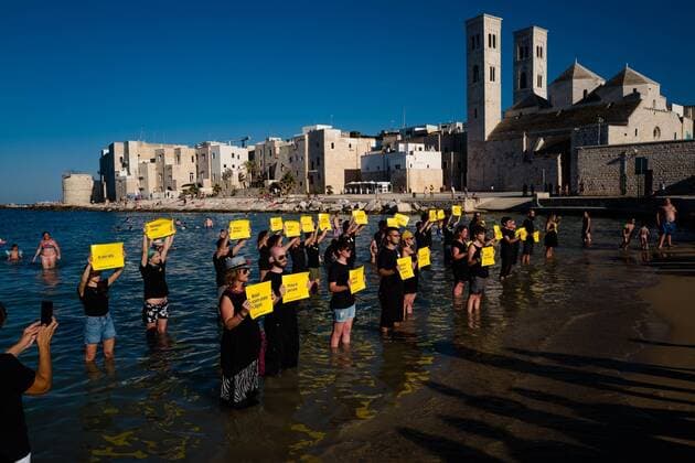 News Themen der Woche KW26 News Bilder des Tages June 30, 2019 - Molfetta, Italy - In Molfetta, 40 citizens belonging to different associations such as Amnesty International, Emergency, carried out a flashmob in support of Commander Carola Rackete, now under house arrest after having rescued 43 people with the Sea Watch...The event was held in Cala S. Andrea, where swimmers and passers-by attended in silence the impromptu demonstration and then turned a long applause to the activists... In Molfetta Nobody is Stranger , We remain Human , Solidarity is not a crime , Humanity does not stop , First people were instead some of the messages shown during the appointment Molfetta Italy  - ZUMAn230 20190630_zaa_n230_334 Copyright: xDavidexPischettolax
