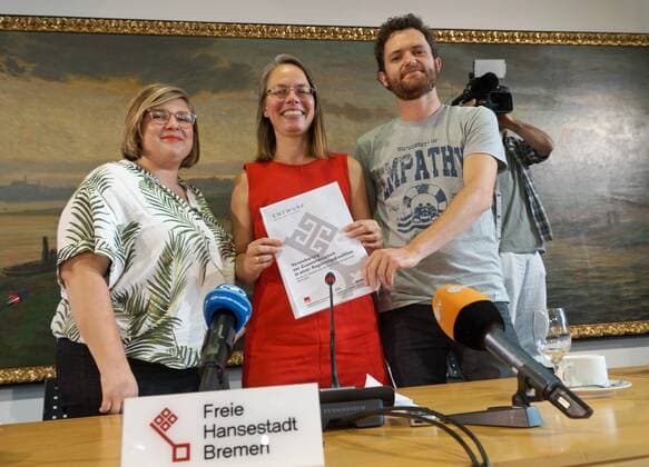 News Themen der Woche KW27 News Bilder des Tages Fünf Wochen nach der Bremer Bürgerschaftswahl präsentierten die Landesparteivorsitzenden von SPD, Grünen und Linkspartei im Rathaus ihren 142-seitigen rot-grün-roten Koalitionsvertrag. V. l. n. r.: eine der beiden Grünen-Vorsitzenden, Alexandra Werwath, die SPD-Vorsitzende Sascha Aulepp und einer der beiden Linken-Landessprecher, Felix Pithan. Der Vertrag muss jetzt noch von den jeweiligen Parteitagen der Koalitionspartner gebilligt werden, bei den Linken außerdem durch einen Mitgliederentscheid. *** Five weeks after the Bremen elections, the state party leaders of the SPD, the Greens and the Left Party presented their 142-page red and green coalition agreement V l n r one of the two Green chairmen, Alexandra Werwath, the SPD chairwoman Sascha Aulepp and one of the two left-wing state spokespersons, Felix Pithan, in the town hall. The ag