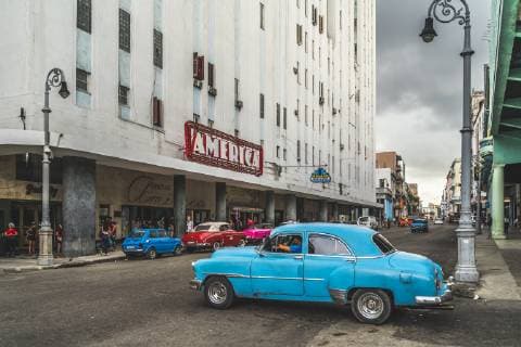 IMAGO Creative: Stadt-Dichotomien Old vintage cars parked outside Teatro America, La Habana (Havana), Cuba, West Indies, Caribbean, Central America Copyright: TomsxAuzins 1276-1486