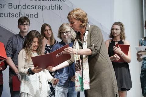 01 07 2019 State Award Ceremony North Rhine-Westphalia, History Competition of the Federal President in the House of History in Bonn Yvonne Gebauer, Minister for Schools and Education NRW with the prize winners and audience Bonn House of History NRW Germany