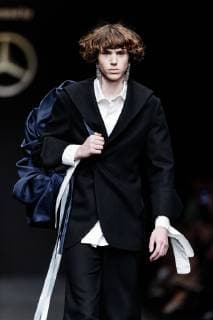 (190701) -- BERLIN, July 1, 2019 (Xinhua) -- A model presents a creation of designer Christoph Rumpf during the Berlin Fashion Week Spring Summer 2020 in Berlin, capital of Germany, on July 1, 2019. (Xinhua Binh Truong) GERMANY-BERLIN-FASHION WEEK-CHRISTOPH RUMPF 