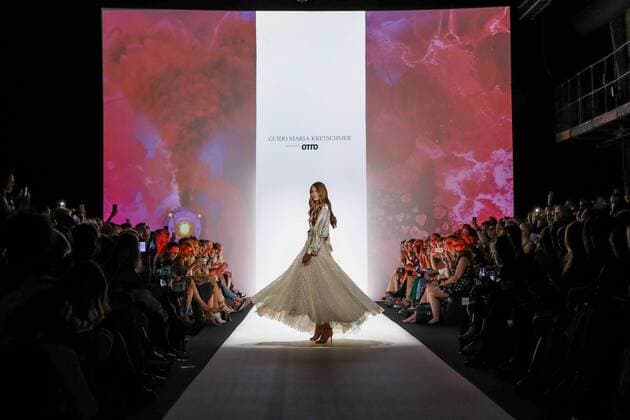 Entertainment Themen der Woche KW26 Entertainment Bilder des Tages (190701) -- BERLIN, July 1, 2019 (Xinhua) -- A model presents a creation of designer Guido Maria Kretschmer during the Berlin Fashion Week Spring Summer 2020 in Berlin, capital of Germany, on July 1, 2019. (Xinhua Binh Truong) GERMANY-BERLIN-FASHION WEEK-GUIDO MARIA KRETSCHMER 