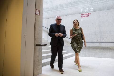 Architekt David Chipperfield (C) in der James Simon Galerie waehrend einer Pressevorschau am 1. Juli 2019. Pressevorschau James Simon Galerie in Berlin *** Architect David Chipperfield C at the James Simon Galerie during a press preview on 1 July 2019 Press preview James Simon Galerie in Berlin