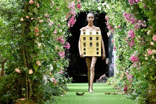 Entertainment Themen der Woche KW26 (190702) -- PARIS, July 2, 2019 -- A model presents a creation of Christian Dior s Fall Winter 2019 20 Haute Couture collections in Paris, France, July 1, 2019. Piero Biasion) FRANCE-PARIS-FASHION WEEK-CHRISTIAN DIOR GaoxJing 