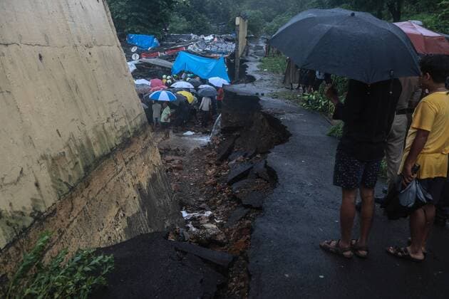 News Themen der Woche KW27 News Bilder des Tages (190702) -- MUMBAI, July 2, 2019 () -- Rescue workers and onlookers gather at the site of a wall collapse in Mumbai, India, on July 2, 2019. At least 16 people were killed in India s financial capital of Mumbai early on July 2 due to two separate wall collapsed following torrential monsoon downpours. ( Stringer) INDIA-MUMBAI-MONSOON INCIDENT Xinhua 