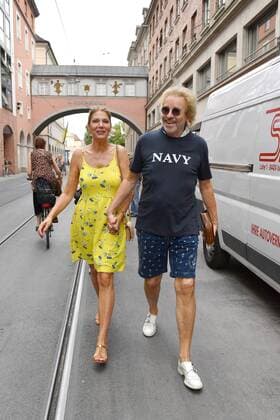 Entertainment Themen der Woche KW26 Entertainment Bilder des Tages Sommer der Liebe fuer Thomas Gottschalk (69): Der Entertainer flaniert mit seiner neuen Freundin Karina Mross (57) in Shorts und T-Shirt durch Muenchnens Innenstadt ZDF Empfang Get Together in Hugo s Bar anlaesslich Filmfest Muenchen am 02.07.2019 *** Summer of love for Thomas Gottschalk 69 The entertainer strolls with his new girlfriend Karina Mross 57 in shorts and T-shirt through Munichs city center ZDF reception Get Together in Hugo s Bar on the occasion of Filmfest Muenchen on 02 07 2019