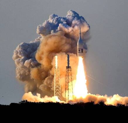 News Themen der Woche KW27 News Bilder des Tages July 2, 2019 - Kennedy Space Center, FL, USA - The Orion test-capsule lifts off during the Ascent Abort-2 launch at Cape Canaveral Air Force Station, Tuesday, July 2, 2019. NASA launched the capsule to demonstrate the abort tower, designed to ferry astronauts to safety in the event of a launch failure. Orion will be NASA s first vehicle since the space shuttle to carry astronauts, with plans for crewed missions to the moon and Mars. Kennedy Space Center USA - ZUMAm67_ 20190702_zaf_m67_009 Copyright: xJoexBurbankx