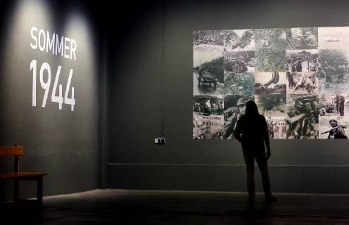 Eine Ausstellung zum Hitler-Attentat 1944 ist von Donnerstag (04.07.2019) an im Militaerhistorischen Museum der Bundeswehr in Dresden zu sehen. (Foto vom 03.07.2019 bei der Pressevorbesichtigung) Anhand von mehr als 20 Plakaten und Originaldokumenten wird die Geschichte des tiefgreifenden Ereignisses vermittelt. Mit einer raumgreifenden Fotocollage mit knapp 80 Fotos werden die Besucher in das Jahr 1944 zurueckversetzt (Foto). Die Fotos unter anderem von der Ostfront stehen fuer die militaerisch aussichtlose Lage 1944. Herausragendes Exponat der Zeitreise in Dresden ist eine Filmkulisse aus der US-amerikanisch-deutschen Produktion Operation Walkuere von 2009. In dem original nachgebauten Besprechungsraum der Lagebaracke Wolfsschanze kann der Besucher die Situation kurz vor der Detonation von Claus Graf Schenk von Stauffenbergs Bombe n Copyright: epd-bild MatthiasxSchumann EDITORIAL USE ONLY