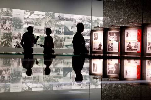 Eine Ausstellung zum Hitler-Attentat 1944 ist von Donnerstag (04.07.2019) an im Militaerhistorischen Museum der Bundeswehr in Dresden zu sehen. (Foto vom 03.07.2019 bei der Pressevorbesichtigung) Anhand von mehr als 20 Plakaten und Originaldokumenten wird die Geschichte des tiefgreifenden Ereignisses vermittelt. Mit einer raumgreifenden Fotocollage mit knapp 80 Fotos werden die Besucher in das Jahr 1944 zurueckversetzt (Foto). Die Fotos unter anderem von der Ostfront stehen fuer die militaerisch aussichtlose Lage 1944. Herausragendes Exponat der Zeitreise in Dresden ist eine Filmkulisse aus der US-amerikanisch-deutschen Produktion Operation Walkuere von 2009. In dem original nachgebauten Besprechungsraum der Lagebaracke Wolfsschanze kann der Besucher die Situation kurz vor der Detonation von Claus Graf Schenk von Stauffenbergs Bombe n Copyright: epd-bild MatthiasxSchumann EDITORIAL USE ONLY