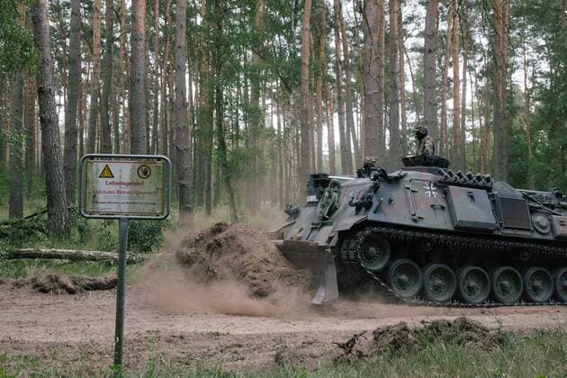 News Themen der Woche KW27 03.07.2019 - Panzer fährt für Presse über Baum - Waldbrand auf ehemaliger Truppenübungsplatz bei Lübtheen - In Lübtheen, nahe Schwerin, brennen seit Sonntag den 30.06.19 mehrere hundert Hektar Wald . Auf einem ehemaligen Truppenübungsplatz versuchen Feuerwehr, Polizei und Bundeswehr den Brand unter Kontrolle zu bekommen. Mehrere Ortschaften mussten evakuiert werden. *** 03 07 2019 Tank drives for press over tree Forest fire on former military training area near Lübtheen In Lübtheen, near Schwerin, several hundred hectares of forest have been burning since Sunday 30 06 19 Fire brigade, police and Bundeswehr are trying to get the fire under control on a former military training area Several villages had to be evacuated Copyright: xMichaelxTrammerx