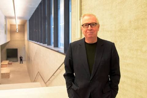 Davis Chipperfield James Simon Galerie Berlin, 13.12.2018 Für die James Simon Gallerie als zukünftiger Eingangbereich zu allen Museen auf der Museumsinsel erfolgte die feierliche Schlüsselübergabe. Anwesend waren der Präsident der Stiftung Preußischer Kulturbesitz Parzinger und Stararchitekt David Chipperfield (Foto). *** Davis Chipperfield James Simon Galerie Berlin, 13 12 2018 For the James Simon Gallery as the future entrance to all museums on the Museum Island, the keys were ceremonially handed over Present were the President of the Prussian Cultural Heritage Foundation Parzinger and star architect David Chipperfield Foto