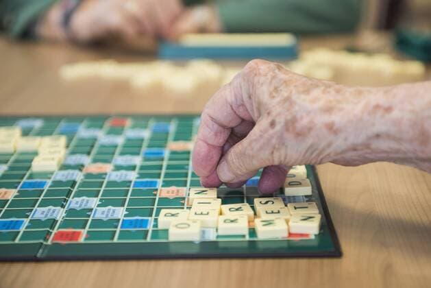IMAGO Creative: Digitale Welt, Verzicht auf Technologie Senior woman playing board game in rest home mit_2017_10605