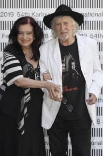 Deana Jakubiskoa-Horvathova und Juraj Jakubisko bei der Ankunft am Hoptel Pupp auf dem 54. Internationalen Filmfestival Karlovy Vary 2019. Karlsbad, 04.07.2019 *** Deana Jakubiskoa Horvathova and Juraj Jakubisko arriving at Hoptel Pupp at the 54 International Film Festival Karlovy Vary 2019 Karlsbad, 04 07 2019 Foto:xC.xNiehausx xFuturexImage