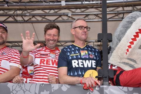 Moderator Thorsten Schorn und FC-Boss Alexander Wehrle , l-r, als Teilnehmer des Christopher Street Day (CSD) am 07.07.2019 in Köln. An der Parade mit dem diesjährigen Motto 50 Years of Pride. Viele. Gemeinsam. Stark! nahmen über 100 Gruppen von Lesben und Schwulen teil. Sie demonstrierten für mehr gesellschaftliche Akzeptanz und die rechtliche Gleichstellung von Schwulen, Lesben, Transgender und Bisexueller. *** Moderator Thorsten Schorn and FC Boss Alexander Wehrle , l r, as participant of the Christopher Street Day CSD on 07 07 2019 in Cologne At this years parade with the motto 50 Years of Pride Many Together Strong participated more than 100 groups of lesbians and gays They demonstrated for more social acceptance and the legal equality of gays, lesbians, transgender and bisexuals
