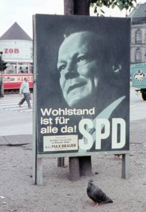 SPD Wahlplakat GER, Berlin, ca. 1957, Wahlplakat der SPD , mit Willy Brandt, Bürgermeisterwahl in Berlin, Wohlstand ist für alle da! *** SPD election poster GER, Berlin, ca 1957, election poster of the SPD, with Willy Brandt, mayor election in Berlin, prosperity is there for everyone