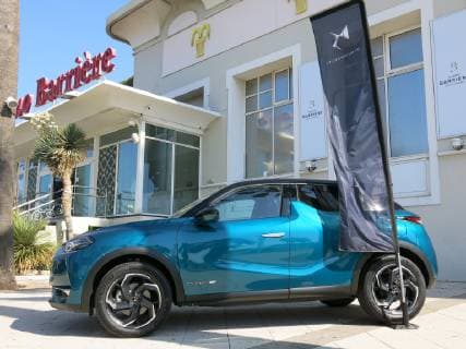 Neuwagen DS3 Crossback PureTech 155 Grand Chic Opera (Baujahr 2019, Farbe: Millenium Blau Metallic, DS Automobiles, Citroen Edelmarke PSA Konzern) neben DS Automobiles Fahne vor dem Casino Barriere, St Raphael (Frankreich) *** New Car DS3 Crossback PureTech 155 Grand Chic Opera Year 2019, Color Millenium Blue Metallic, DS Automobiles, Citroen Fine Brand PSA Group next to DS Automobiles Flag in front of the Casino Barrier, St Raphael France