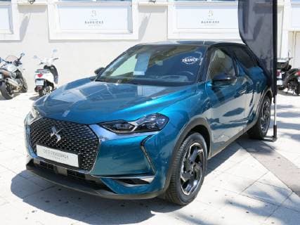 Neuwagen DS3 Crossback PureTech 155 Grand Chic Opera (Baujahr 2019, Farbe: Millenium Blau Metallic, DS Automobiles, Citroen Edelmarke PSA Konzern) vor dem Casino Barriere, St Raphael (Frankreich) *** New Car DS3 Crossback PureTech 155 Grand Chic Opera Year 2019, Colour Millenium Blue Metallic, DS Automobiles, Citroen Fine Brand PSA Group in front of the Casino Barrier, St Raphael France