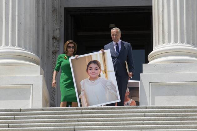 News Bilder des Tages July 9, 2019 - Washington, District of Columbia, U.S. - United States Senate Minority Leader Chuck Schumer (Democrat of New York) and Speaker of the United States House of Representatives Nancy Pelosi (Democrat of California) carry a photo of New York resident Emilie Saltzman, who suffered a traumatic brain injury, to a press conference on Capitol Hill in Washington D.C., U.S. to discuss health care coverage for those with pre-existing conditions on July 9, 2019.. .Credit: CNP Washington U.S. - ZUMAs152 20190709_zaa_s152_061 Copyright: xStefanixReynoldsx