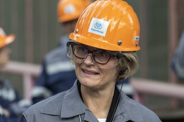 News Bilder des Tages Bundesministerin Anja Karliczek zu Besuch bei der thyssenkrupp AG. Die Bundesministerin für Bildung und Forschung Anja Karliczek zu Besuch bei der thyssenkrupp AG in Duisburg. uch sie musste Sicherheitskleidung tragen. Die Ministerin informierte sich über die zukunftsorientierten strategischen Maßnahmen des Konzerns zur Reduktion der Treibhausemissionen. Duisburg Nordrhein-Westfalen Deutschland *** Federal Minister Anja Karliczek visiting thyssenkrupp AG Federal Minister of Education and Research Anja Karliczek visiting thyssenkrupp AG in Duisburg wearing safety clothing The Minister informed herself about the future-oriented strategic measures of the group to reduce greenhouse gas emissions Duisburg North Rhine-Westphalia Germany