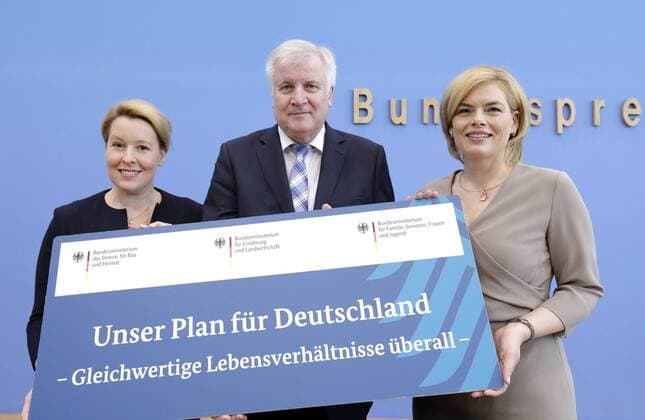 News Bilder des Tages Franziska Giffey, Bundesministerin fuer Familie, Senioren, Frauen und Jugend, SPD, Horst Seehofer, Bundesminister des Innern, fuer Bau und Heimat, CSU, Julia Kloeckner, Bundesministerin fuer Ernaehrung und Landwirtschaft, CDU, PK zu: Ergebnisse der Kommission Gleichwertige Lebensverhaeltnisse, DEU, Berlin, 10.07.2019