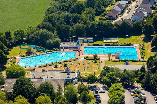 Aerial view of the outdoor pool and public swimming pool HeljensBad with swimming pool, sports pool and sunbathing area in Heiligenhaus in the Ruhr area in the federal state of North Rhine-Westphalia in Germany ACHTUNGxMINDESTHONORARx60xEURO