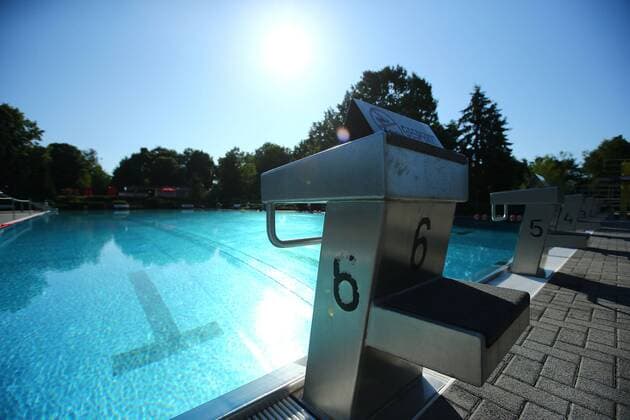 Elz Theme photo outdoor swimming pool Start block with a sign locked in an empty swimming pool Theme photo outdoor swimming pool Copyright: xEIBNER RenexWeissx EP_RWS