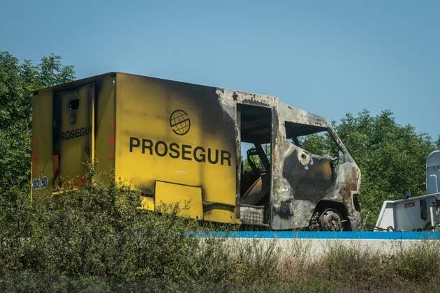 News Bilder des Tages July 10, 2019 - Lyon, France - An armored cash transport van was attacked near Lyon s Saint Exupery airport on the A43 motorway in Saint Bonnet de Mure, between Lyon and Grenoble, on 10 July 2019. The attackers left without loot, the truck was carrying no money at that time. The conveyors were slightly injured in the attack. Lyon France  - ZUMAn230 20190710_zaa_n230_363 Copyright: xNicolasxLiponnex