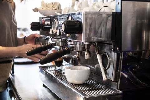 IMAGO Creative: Haushaltsgeräte - Kaffeemaschine Close up of person making a cappuccino using commercial espresso machine. Close up of person making a cappuccino using commercial espresso machine.  58252