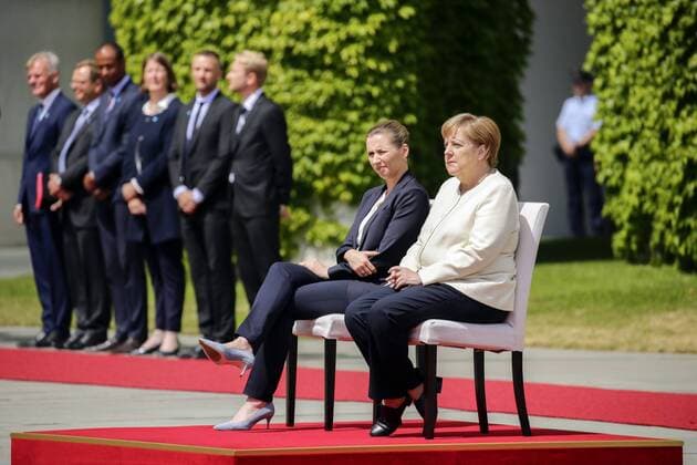News Bilder des Tages 11.07.2019, Berlin, Deutschland - Begruessung der Ministerpraesidentin des Koenigreichs Daenemark, Mette Frederiksen, durch Bundeskanzlerin Angela Merkel mit militaerischen Ehren im Bundeskanzleramt. Foto: Bundeskanzlerin Angela Merkel, helle Jacke, und Mette Frederiksen, Ministerpraesidentin von Daenemark, nehmen die Begruessung mit militaerischen Ehren im Bundeskanzleramt im Sitzen ab. *** 11 07 2019, Berlin, Germany Greeting of the Prime Minister of the Kingdom of Denmark, Mette Frederiksen, by Chancellor Angela Merkel with military honors in the Federal Chancellery Photo of Chancellor Angela Merkel, light jacket, and Mette Frederiksen, Prime Minister of Denmark, decrease the greeting with military honors in the Federal Chancellery while seated